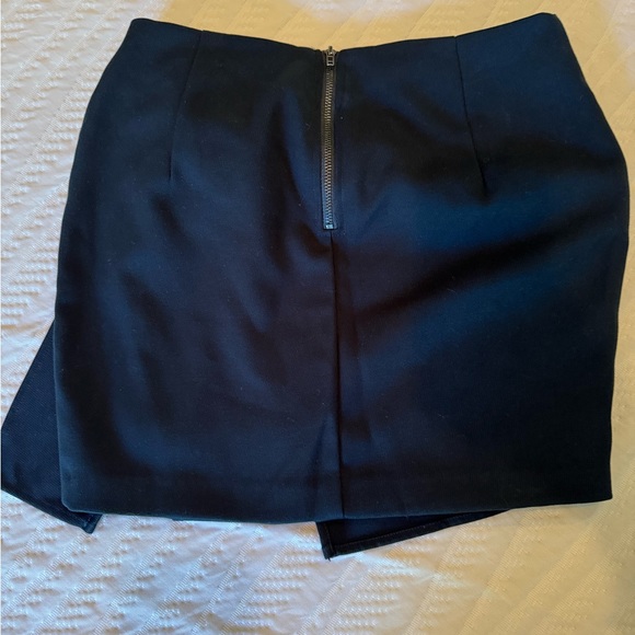 Naked Zebra dark green skirt with bow in front, zipper back size small - Picture 2 of 4